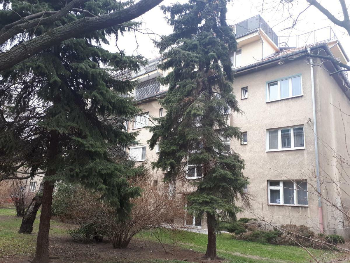 Utulny Apartman V Bratislava 15 Apartment Luaran gambar