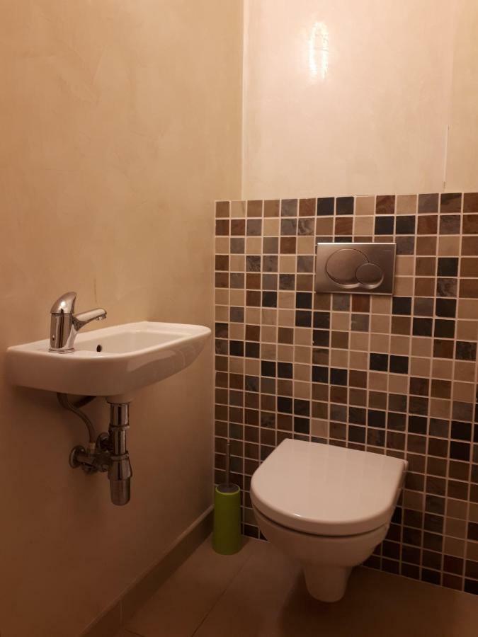 Utulny Apartman V Bratislava 15 Luaran gambar